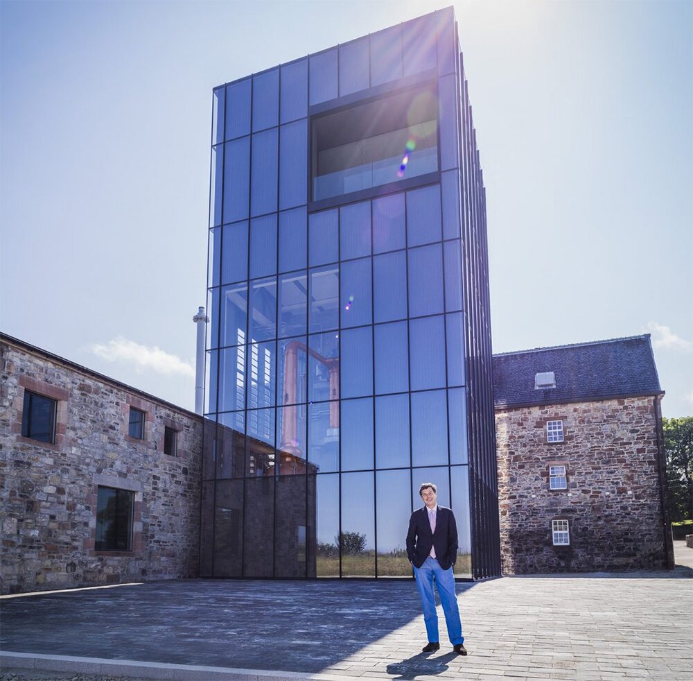 Билл Ламсден на фоне нового цеха Glenmorangie Lighthouse