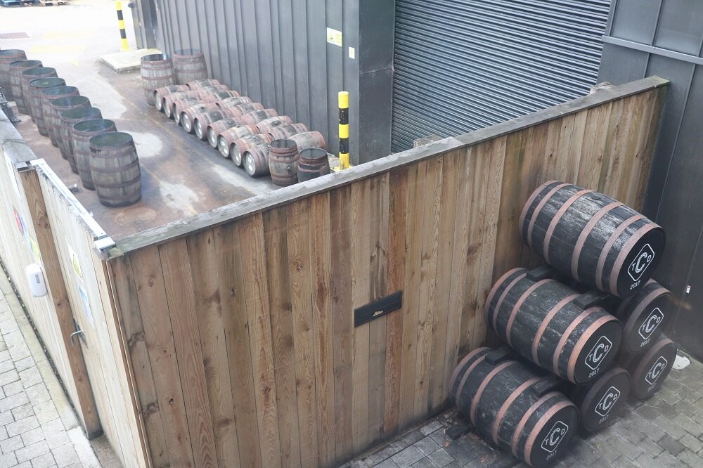 Casks at yard of Clydeside Distillery / Бочки во дворе винокурни Клайдсайд